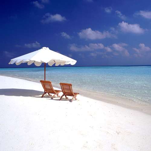 Malediven, strandstoelen bij de zee